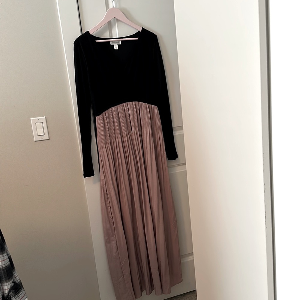 NWOT Maternity Maxi Dress with knit bodice - size L. 10/10 condition.